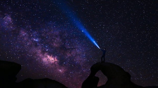 Fenomen cosmic spectaculos pe cerul nopţii, timp de trei zile. Priveşte spre Lună! - fenomen-1667501878.jpg