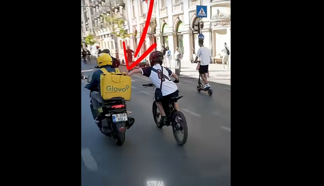Fenomen periculos! Un copil pe bicicletă a furat din mers mâncarea din geanta unui livrator, apoi a fugit - fenomen-1758523381.png