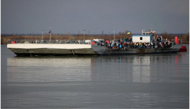 Oamenii fug din Ucraina în România cu feribotul - feribot-1646840144.jpg