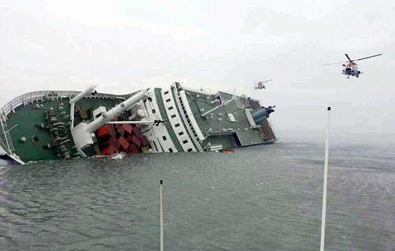 Un feribot cu 477 de pasageri la bord a naufragiat în largul Coreei de Sud - feribotscufundat-1397652526.jpg