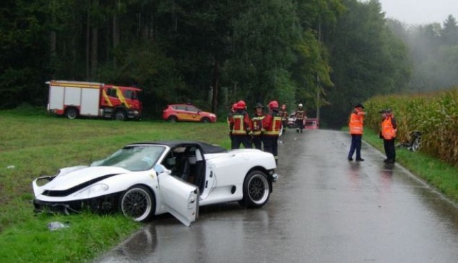 A cumpărat cu 30 de euro un drive-test cu un Ferrari de pe un site de reduceri și l-a făcut zob după 15 minute - ferrari-1349355088.jpg