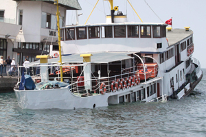 Un ferry-boat turcesc s-a scufundat; pasagerii au fost salvați - ferryturcescihsanalyanak-1311688566.jpg
