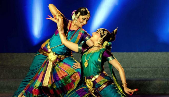 Indienii fac show la Teatrul 