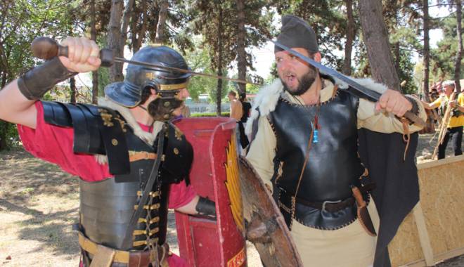 Dacii și romanii se pregătesc să ia cu asalt Constanța - festivalulantictomis1-1440434919.jpg