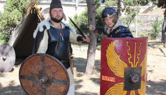 Dacii și romanii se pregătesc să ia cu asalt Constanța - festivalulantictomis2-1440434945.jpg