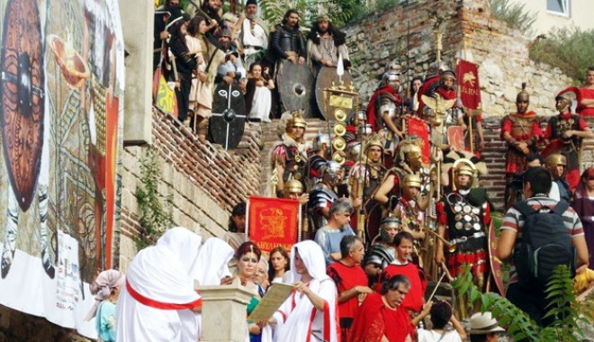 Colectă de cărți istorice la Librăria Cărturești - festivalulantictomisconstanta-1374847315.jpg