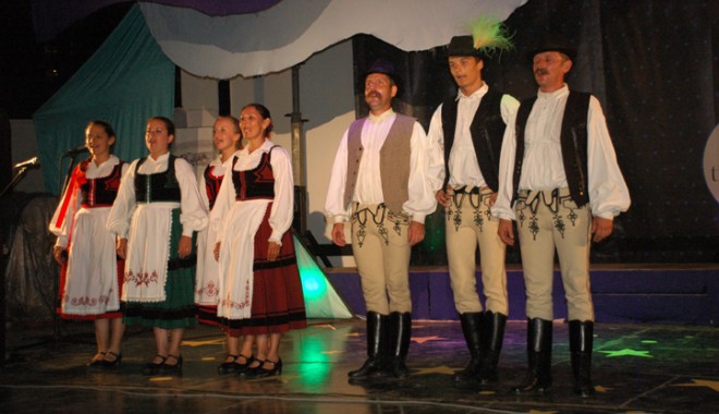 Încep înscrierile pentru a VIII-a Ediție a Festivalului de Muzică Populară - festivalultineretiifolclorjupite-1328043656.jpg
