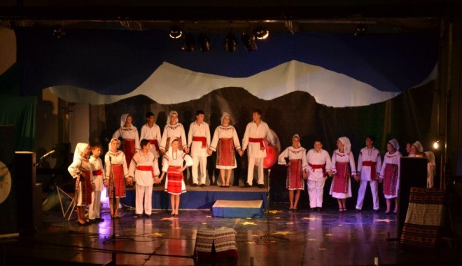 Trofeul Festivalul Tinereții a fost câștigat de… - festivalultineretiitineripescena-1346445185.jpg