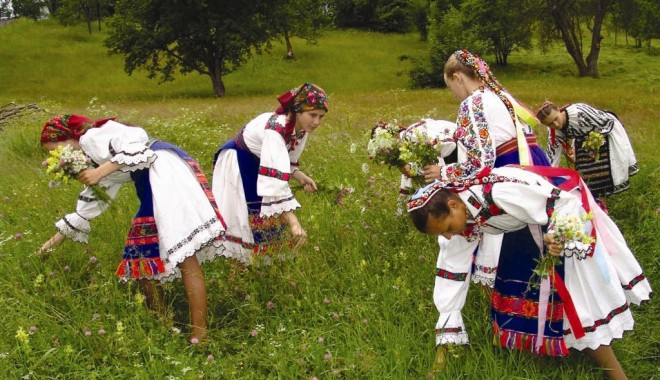 SÂNZIENELE, tradiții și superstiții. Ce e bine să faci pe 24 iunie - feteadunndsanziene1-1340455581.jpg