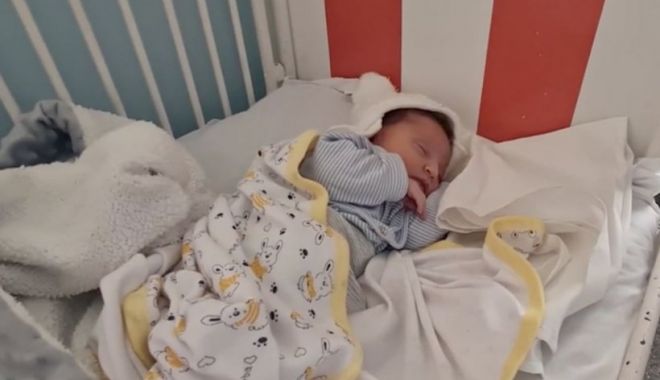 Fetiță de doar două săptămâni, abandonată în fața unei mănăstiri