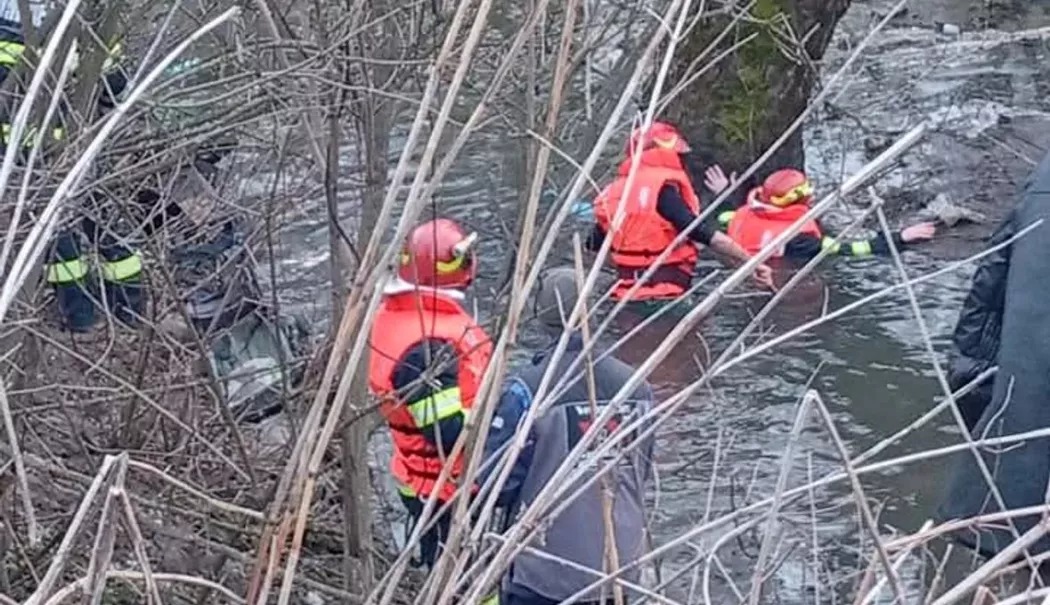 O fetiță de șase ani a murit după ce a căzut într-un pârâu. Salvatorii îl caută în apă și pe fratele ei - fetita-1770052180.webp
