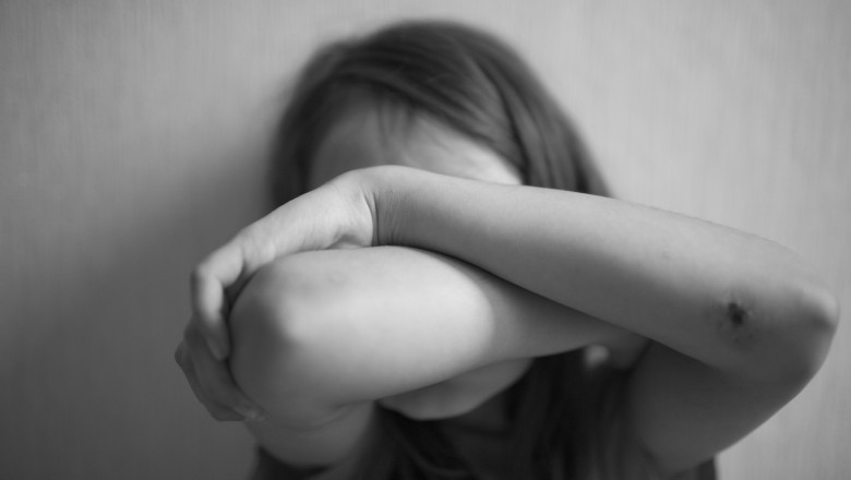 Pedeapsă dură pentru femeia care i-a permis concubinului ei să-i violeze fiica timp de patru ani