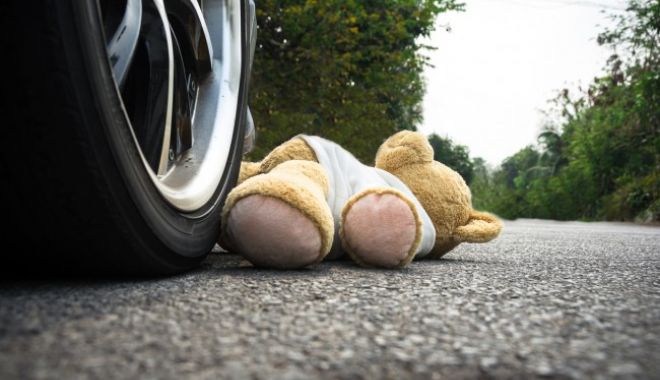 Șocant! Fetiță călcată cu mașina de propria mamă, în curtea casei - fetitacalcatacumasinadetata65043-1686672389.jpg