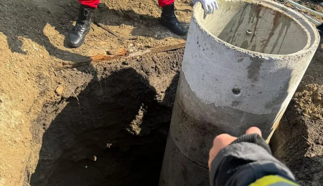 Intervenție dramatică. Fetiță de opt ani căzută într-o fântână aflată în construcție - fetitacazuta-1781164316.webp