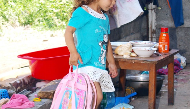 Fetița de opt ani, vândută unei familii din Constanța, a ajuns în grija bunicilor - fetitavanduta-1407683292.jpg