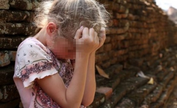 CAZ CUTREMURĂTOR! Părinții și-au închiriat fetița de 3 ani unui pedofil. Scenele porno, filmate - fetitaviol-1493732794.jpg