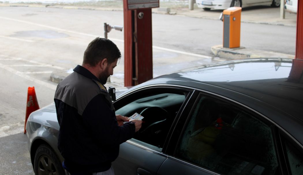 A încercat să treacă frontiera cu un certificat fals de înmatriculare, acum este cercetat de autorități