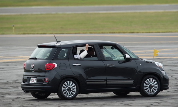 82.000 de dolari pentru mașina Papei Francisc - fiat-1454162233.jpg