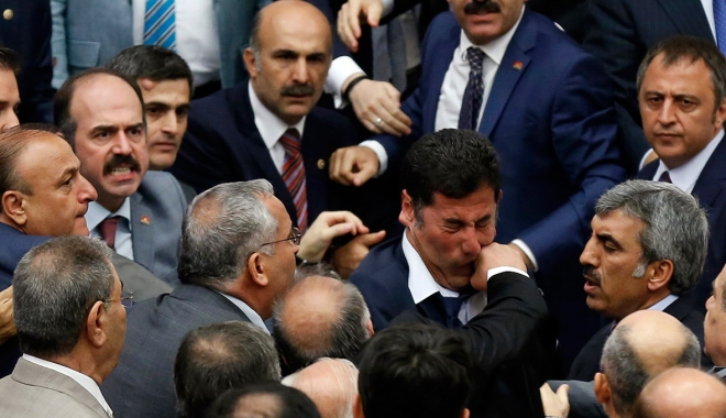 Și-au împărțit pumni și picioare. Bătaie ca în filme în Parlament - fightingpoliticians-1462272239.jpg