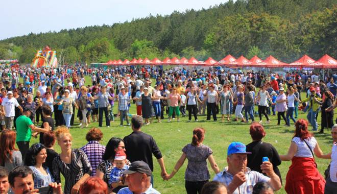Fiii satului Albești s-au reunit la petrecerea organizată de primarul Gheorghe Moldovan - fiiisatuluialbestiimg8470-1431968911.jpg