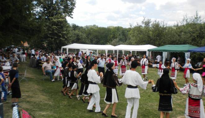 Fiii satului Vâlcele  se pregătesc de sărbătoare - fiiisatuluivalcele-1429807349.jpg