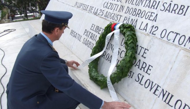 Ceremonial militar-religios la Monumentul Eroilor Sârbi de la Medgidia - filedepunerecoroane030-1316002053.jpg