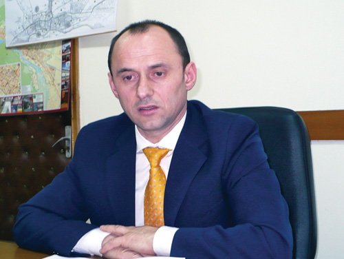 Șeful poliției Piatra Neamț a demisionat din funcție după ce au apărut în presă imagini cu el lovind o adolescentă - filipcezarconstantin-1395251045.jpg