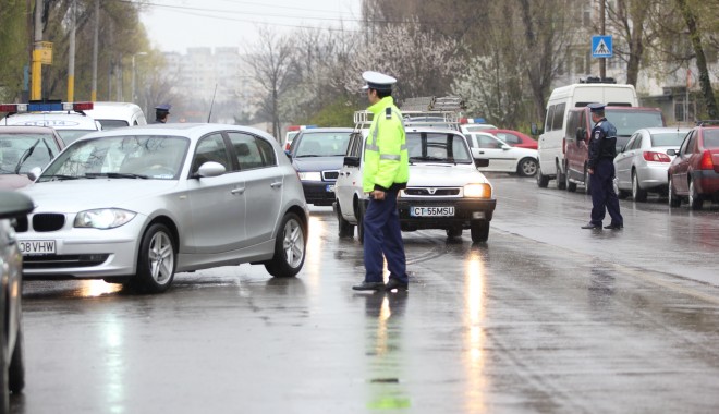 Conduceau Audi A4, deși nu aveau permise de conducere - filtrupolitie9-1361348042.jpg
