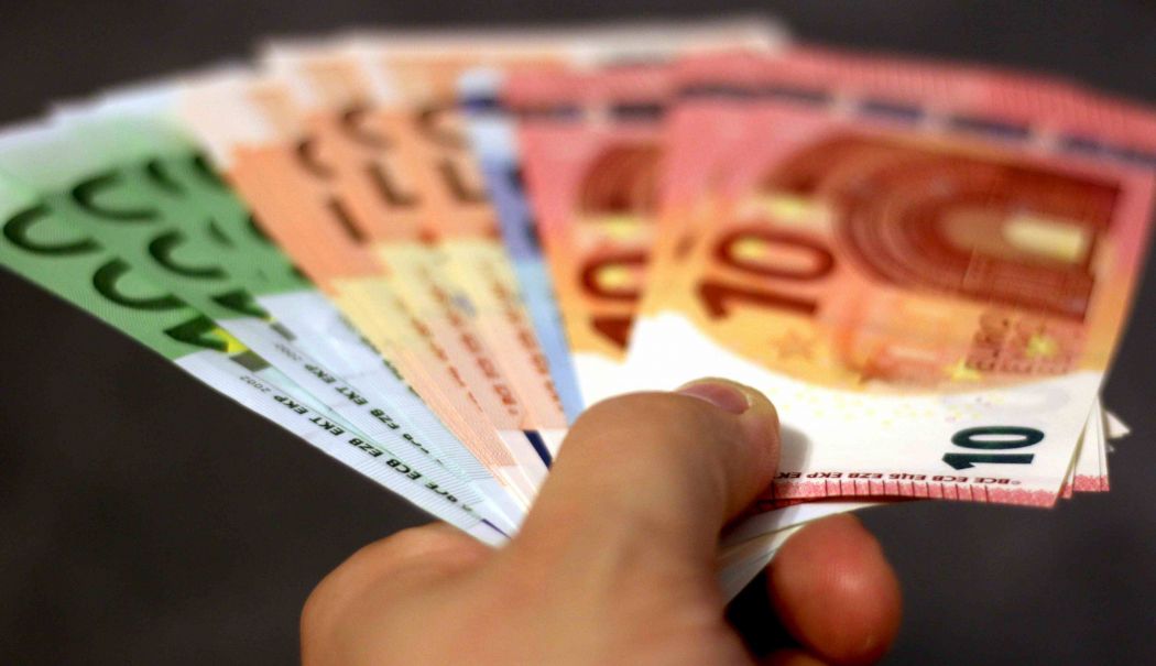 Top carduri de credit cu cele mai mici dobânzi în România - finante8-1764926379.jpg