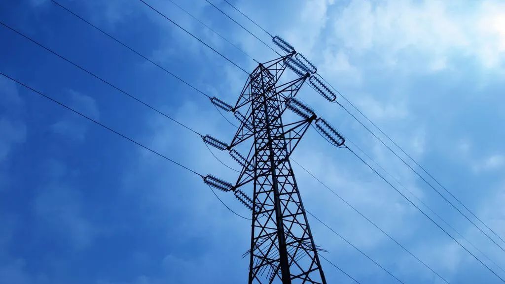 Blocat în firele de înaltă tensiune, un bărbat a suferit arsuri grave, după ce s-a electrocutat - fire-1758301315.jpg