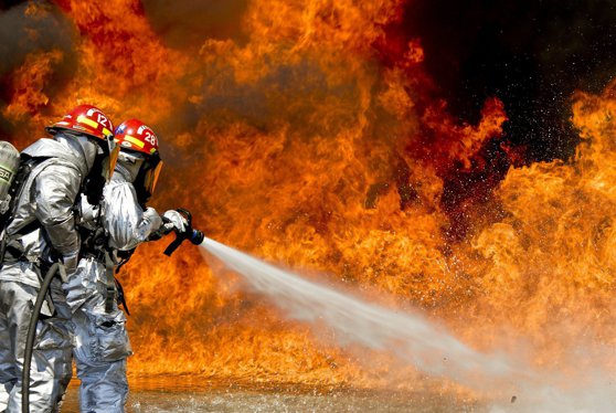Cel puțin 3 morți în urma unei explozii produse într-o fabrică de artificii - firefighters1158001920-1574284967.jpg