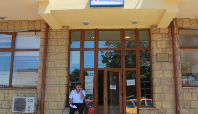 Se zguduie scaunele directorilor din ANAF - fiscbulevardulmamaia6-1380817900.jpg