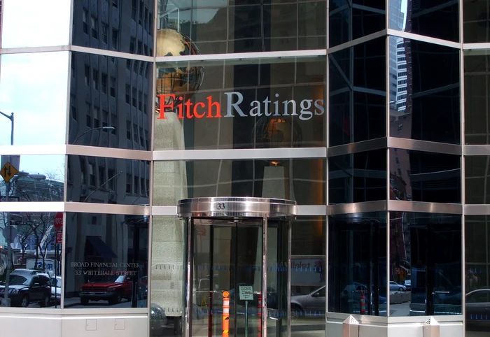Fitch revizuieşte perspectiva datoriilor pe termen lung ale României la negativă