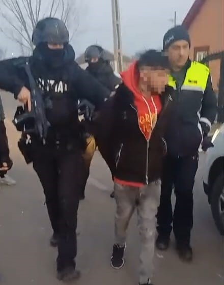 Și-a înjunghiat tatăl după o ceartă, apoi a fugit