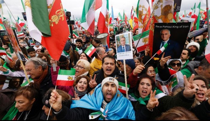 Fiul șahului înlăturat, Reza Pahlavi, se declarată gata să asigure tranziția în Iran - fiul-1771157511.webp