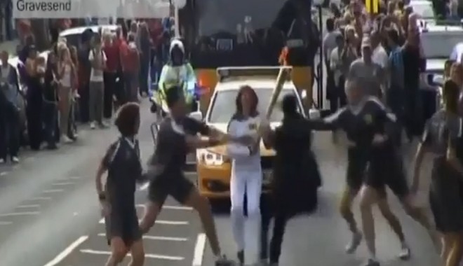 Un bărbat a încercat să fure flacăra olimpică din mâinile purtătorului / Video - flacara-1342801947.jpg