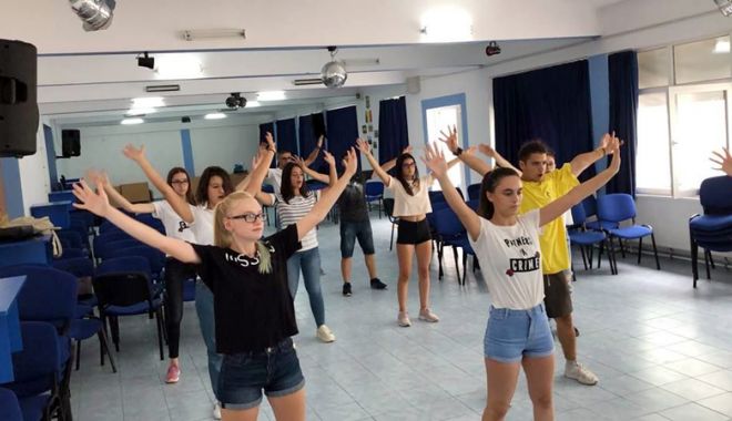 Elevii din Medgidia,  implicați într-un nou proiect - flashmob1-1536340837.jpg