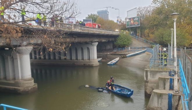 O mașină a căzut în lacul Floreasca: cel puțin două persoane se aflau în interior - floreasca8781e154d8-1668153220.jpg