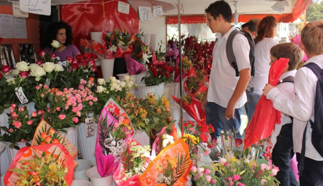 Elevul și buchetul. Comercianții de flori și-au umplut, într-o zi, buzunarele - flori-1347905886.jpg