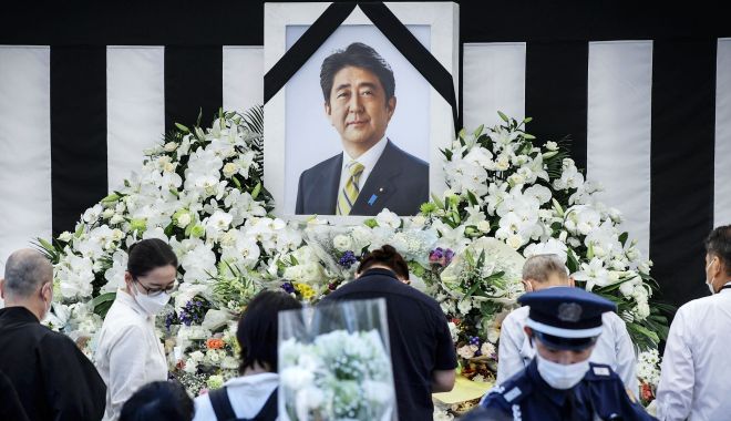 Flori, rugăciuni şi salve de tun, la funeraliile de stat pentru fostul premier nipon Shinzo Abe - flori-1664285409.jpg