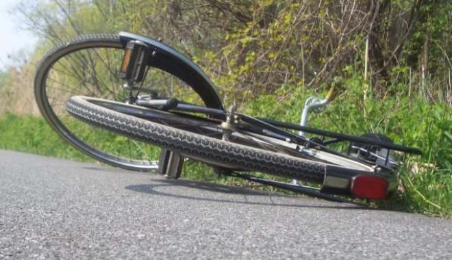 Scene șocante la un concurs de ciclism. Un concurent a intrat cu viteză într-un copac și a murit - floridabikeaccident-1460987577.jpg