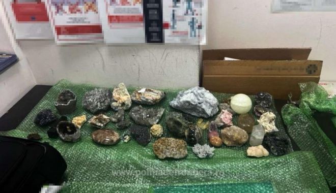 27 de kilograme de flori de mină, posibil din patrimoniul naţional, descoperite într-un colet