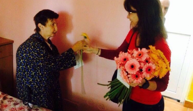 Sute de voluntari vor oferi felicitări și flori vârstnicilor constănțeni - floripentrusuflete-1474992755.jpg