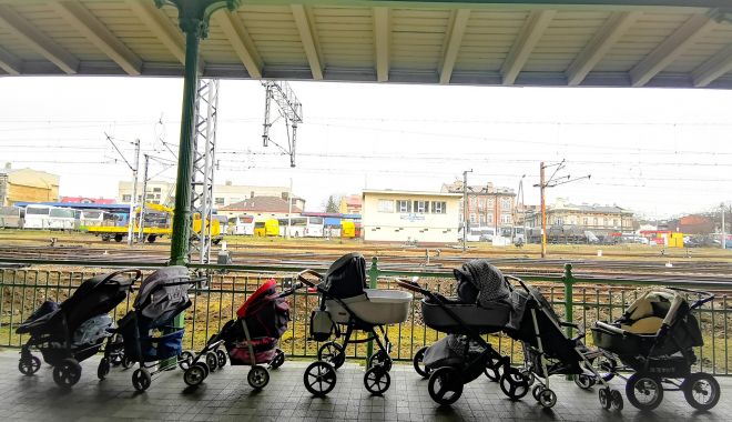 IMAGINE EMOŢIONANTĂ DIN GARĂ. Fotografia a devenit virală pe rețelele de socializare - fm6enzx0aq5bnl-1646651538.jpg