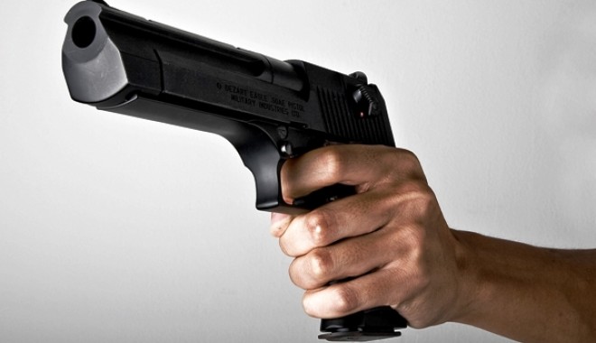 Adolescent de 16 ani, arestat după ce a tras cu pistolul după o vânzătoare - foc-1358185310.jpg