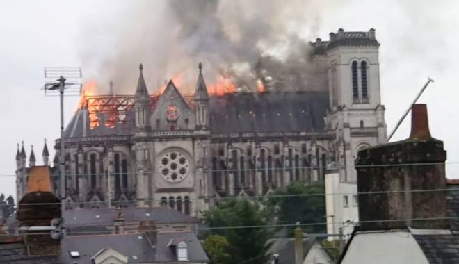 O basilică istorică din Franța a fost mistuită de flăcări - foc-1434437686.jpg