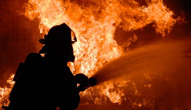 INCENDIU PUTERNIC ÎN CARTIERUL KM 4-5. O mamă și fiul său, ARȘI DE VII în casă - foc-1504208679.jpg