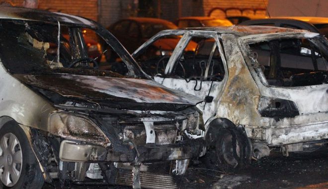Incident șocant! Opt mașini incendiate noaptea trecută în trei incendii - foc-1522568935.jpg