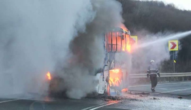 Un autocar cu 50 de persoane, cuprins de flăcări în Pasul Gutâi. Pasagerii au reușit să se salveze - foc-1526109824.jpg