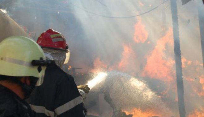 Incendiu pe strada Dacia din Constanța - foc-1530688561.jpg